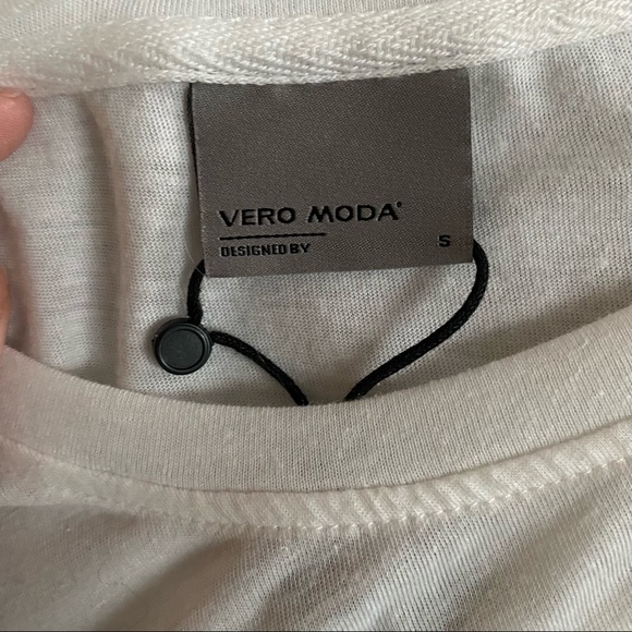 ⭐️ Vero Moda Ruffle Top - Picture 5 of 7